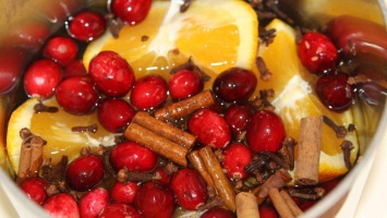 Scent your home with DIY Christmas potpourri mix!
