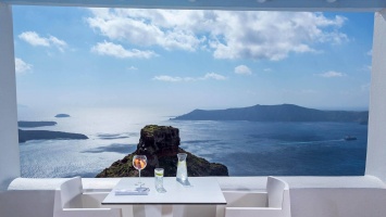 With a view to the Caldera at the most romantic hotel of Santorini: Amazing photos