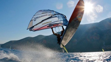 Freestyle Windsurf : Ένα μοναδικό υδάτινο υπερθέαμα