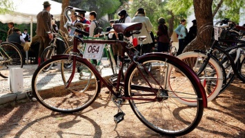 Tweed Run: Απολαύστε μια μαγική vintage ποδηλατάδα στις Σπέτσες