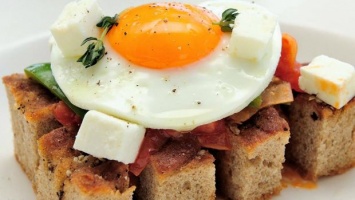 Αυγό με προπύρα: brunch σπετσιώτικο, του Σταμάτη Μαρμαρινού