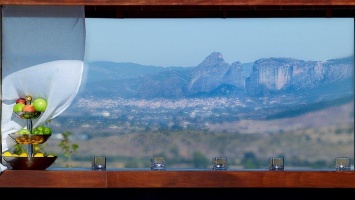 Painting exhibition with views to the rocks of Meteora