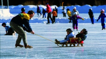Dreaming of a white Christmas in Athens? Fetch those skates and head to your nearest ice-skating rink for a start !