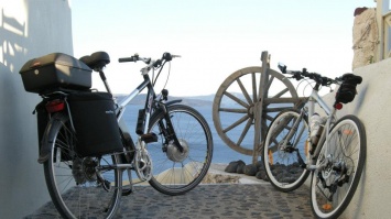 Santorini on bicycle: Tricky...but irresistibly appealing !