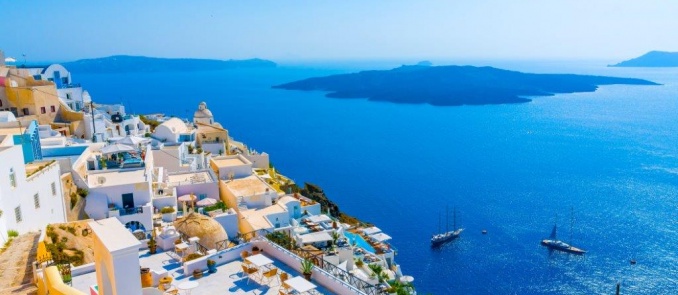 Μια στιγμή, ένα νησί:Η Σαντορίνη και τα ξενοδοχεία-μέλη της Trésor Hotels & Resorts κατακτούν το Ιταλικό Vanity Fair