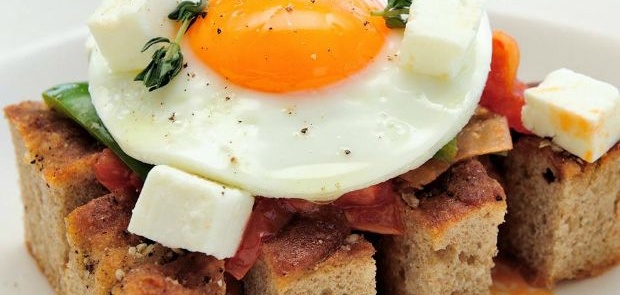 Αυγό με προπύρα: brunch σπετσιώτικο, του Σταμάτη Μαρμαρινού