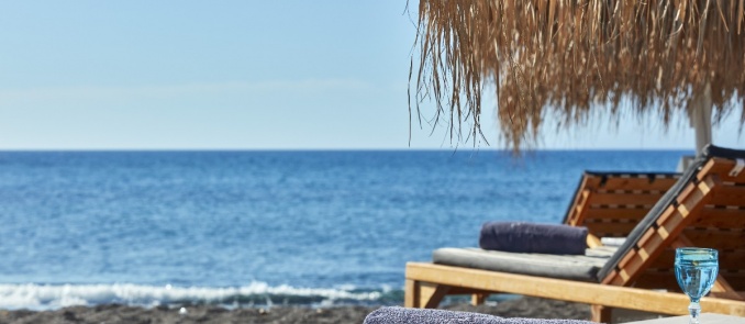 Perivolos: The most cosmopolitan beach in Santorini