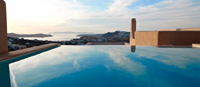 Voreina Gallery Suites: Luxury amenities in a hotel-work of art in Santorini